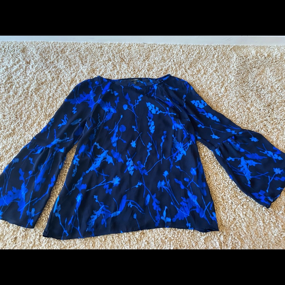 Stunning Banana Republic Blue Floral Flare Sleeve Blouse